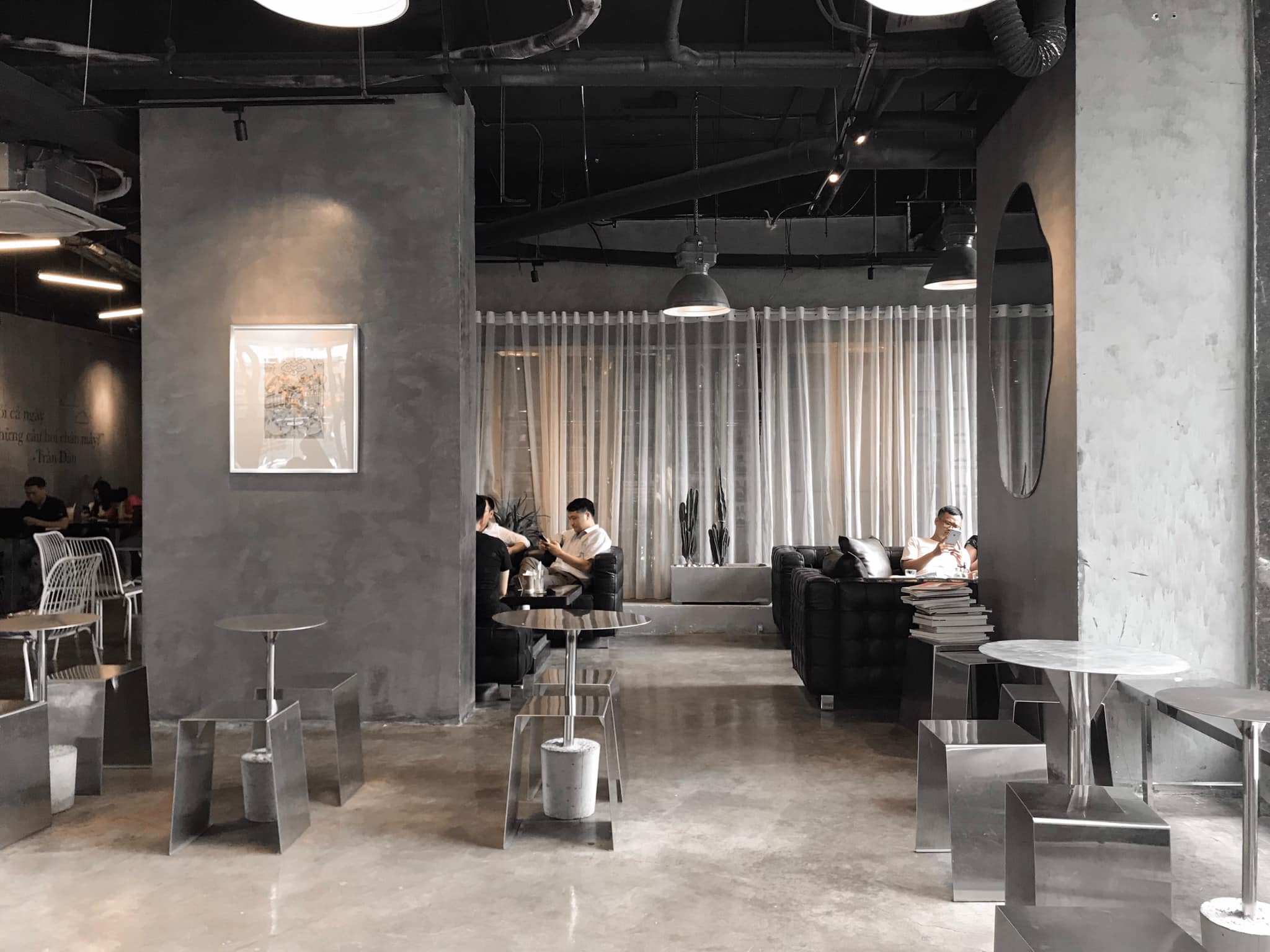 6. Raaw Coffee Hoàng Đạo Thúy - Phong cách Industrial đầy ấn tượng