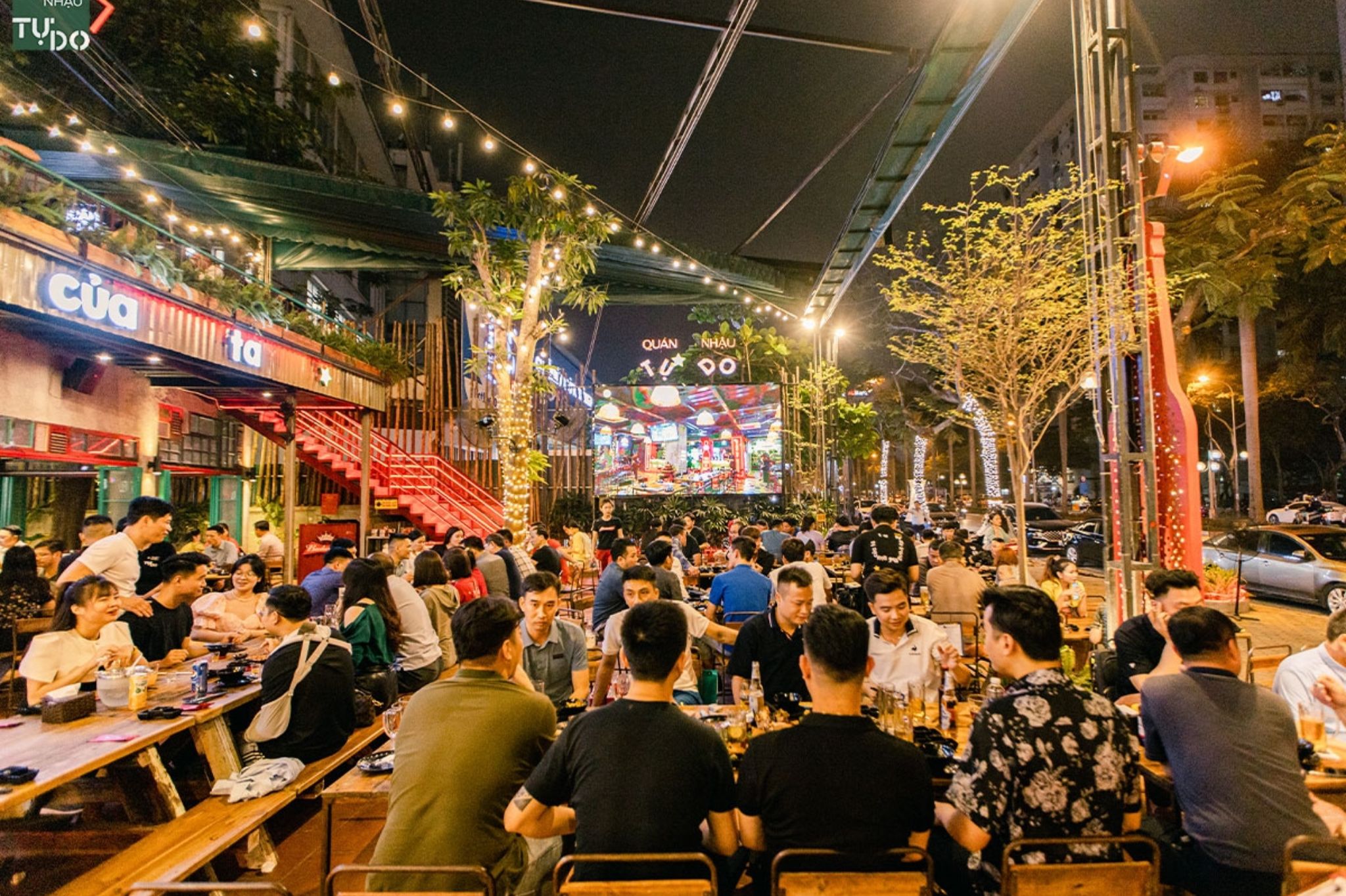 mẫu thiết kế nhà hàng beer club